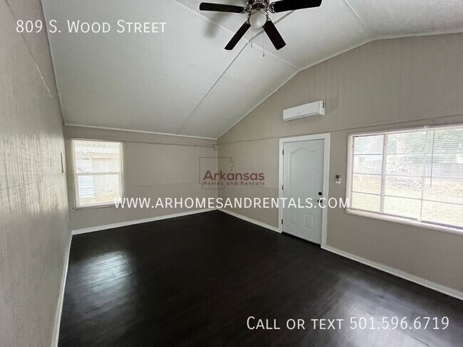 Building Photo - 809 S Wood St