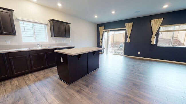 Building Photo - Large 3 Bedroom off of McWilliams, close t...