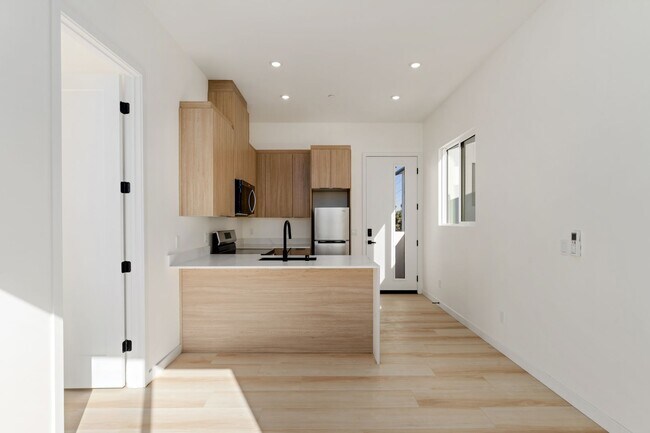 Building Photo - 4611-4611 Almayo Ave