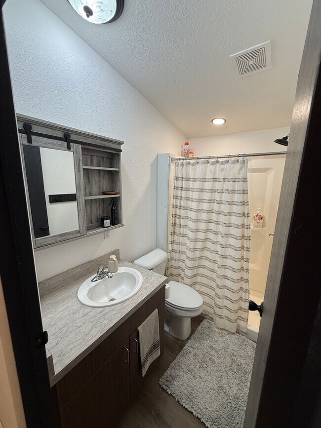Building Photo - 3 Bedroom 1 Bath Fully Updated Home in Cli...