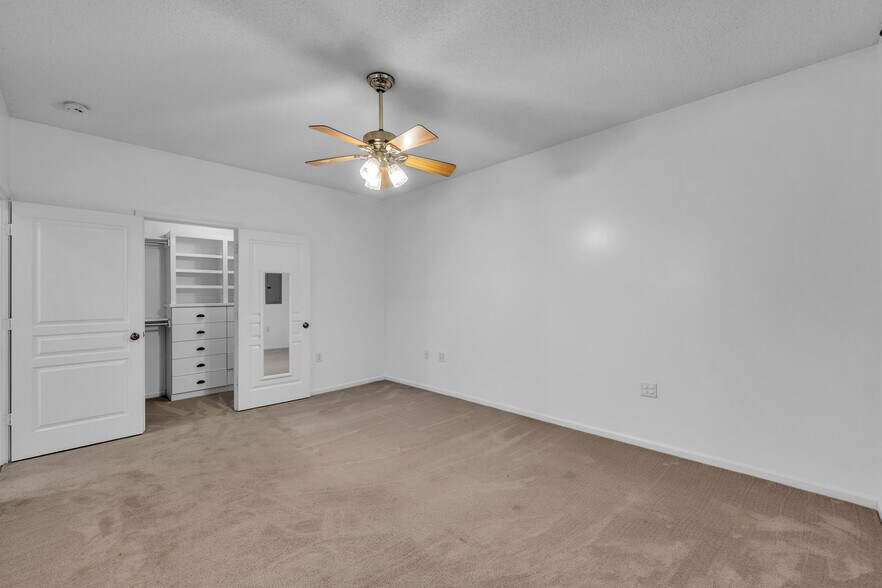 Building Photo - 5905 Echingham Dr