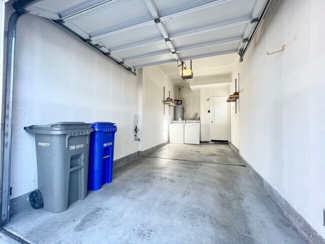 Building Photo - 2 Bedroom 2 Bath Condo with attached garage!
