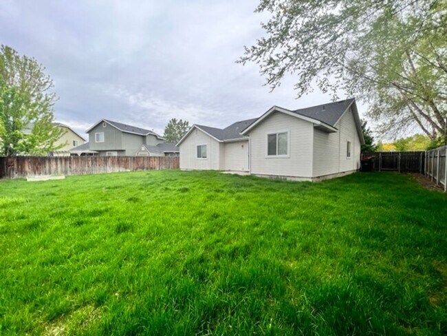 Building Photo - Beautiful single level home in Meridian with Community Pool!!