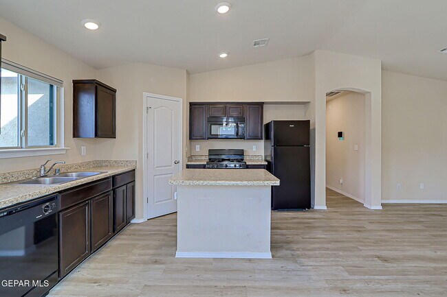 Building Photo - 14321 Paraiso Dr