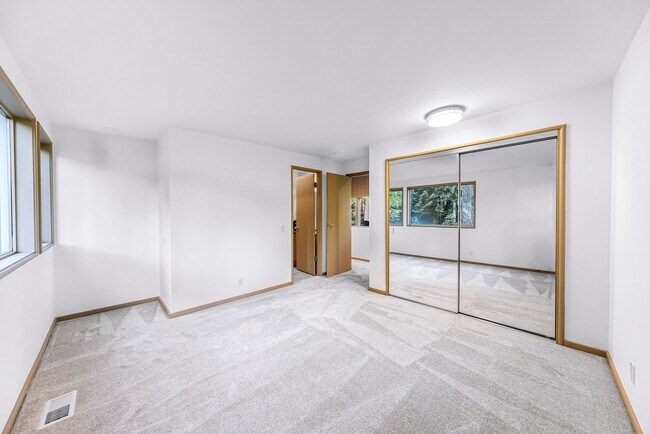 Building Photo - 2261 W Lake Sammamish Pkwy SE