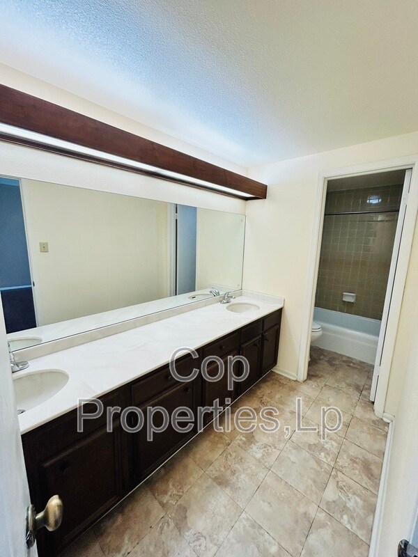 Building Photo - 3678 Hidden Dr