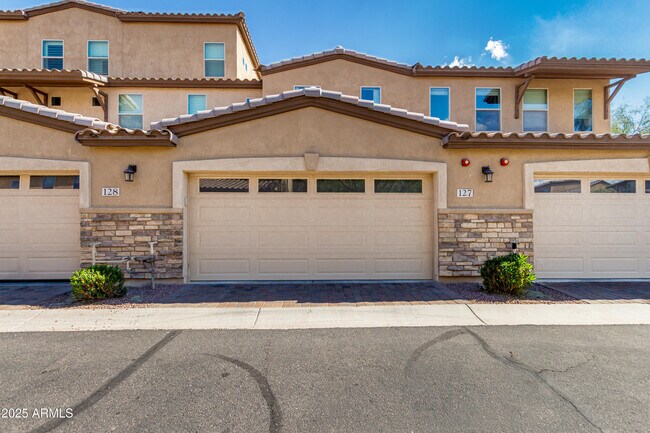 Building Photo - 2821 S Skyline Dr