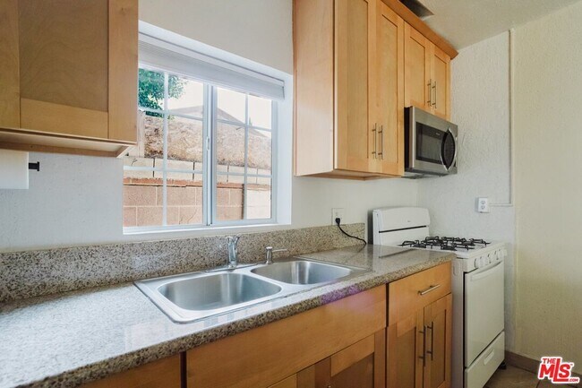 Building Photo - 5630 1/2 Craner Ave