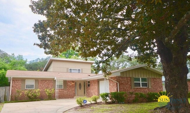 Primary Photo - Stunning 4 Bedroom Home in Fort Walton Beach