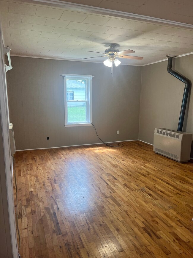 Building Photo - 212 W 5th St