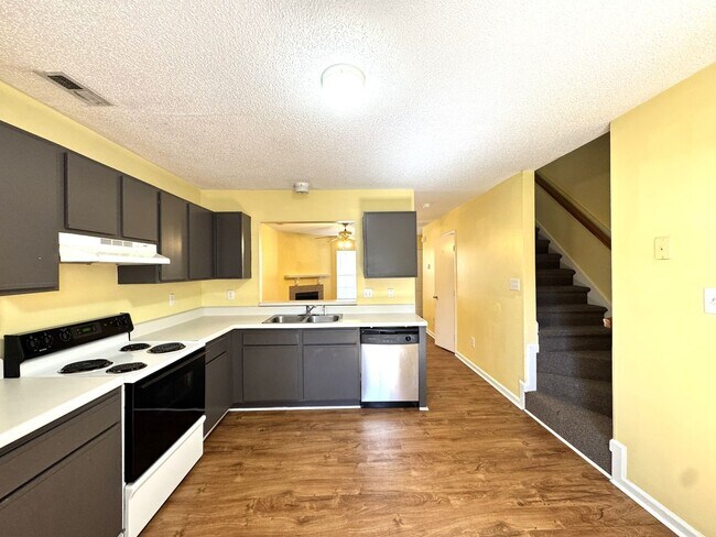 Building Photo - 2BR/2.5 Bath Townhome Minutes to Camp Lejuene