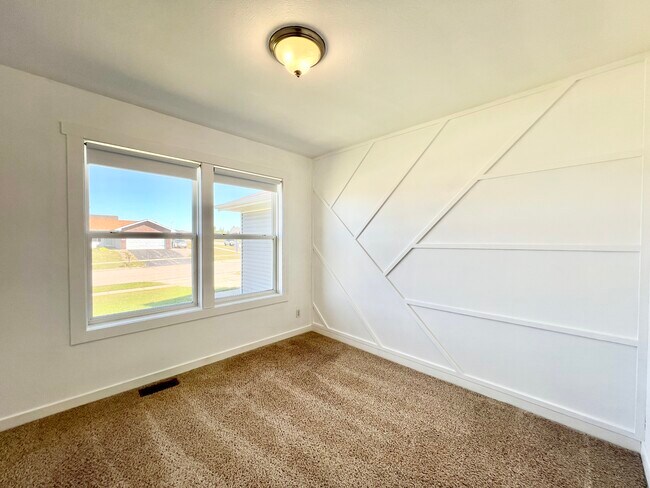 Building Photo - 4316 Sandhill Dr