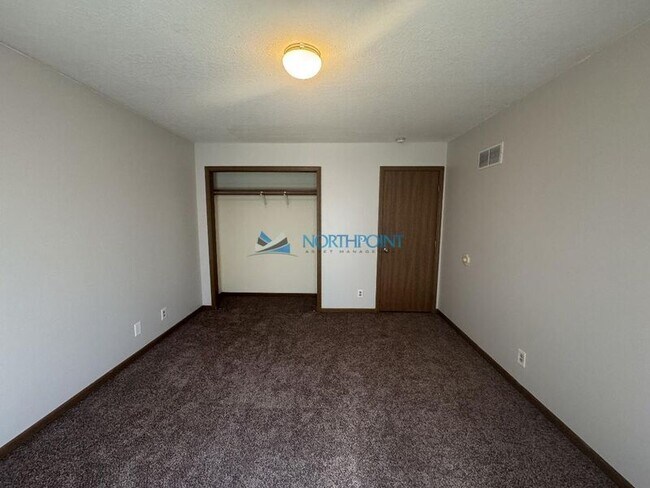 Building Photo - 1302 Hollyhock Dr