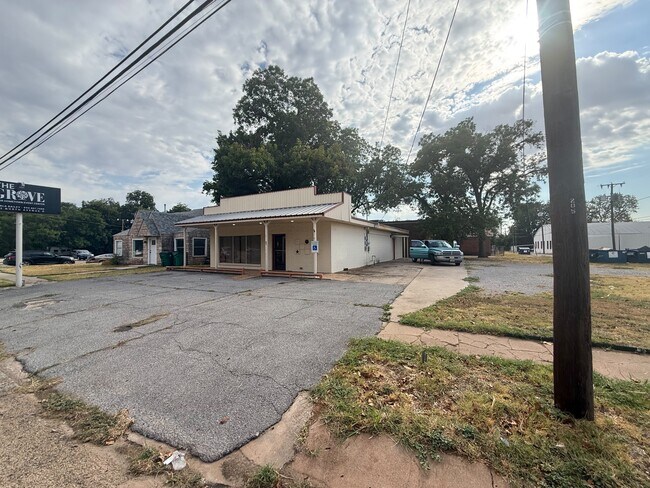 Building Photo - 203 N Ave D