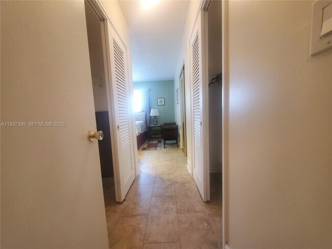 Building Photo - 319 NE 14th Ave