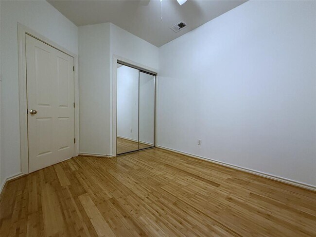 Building Photo - 118 Detering St