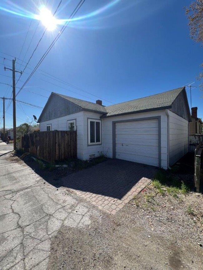 Building Photo - Two Bedroom Conveniently located in Cen...