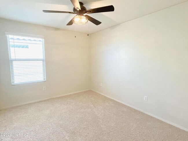 Building Photo - 866 E Artesia Pl