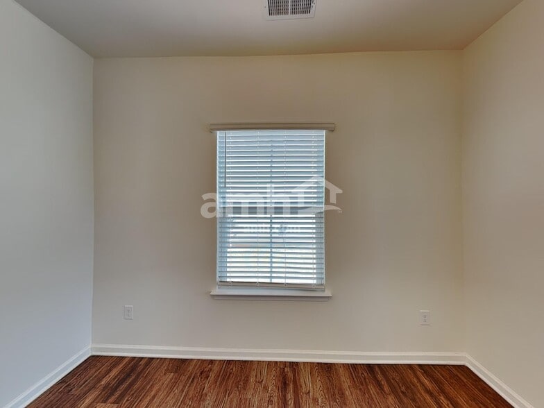 Building Photo - 553 Larragan Dr