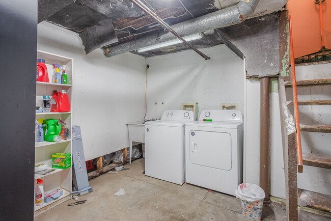 Building Photo - Updated XU Student Rental House
