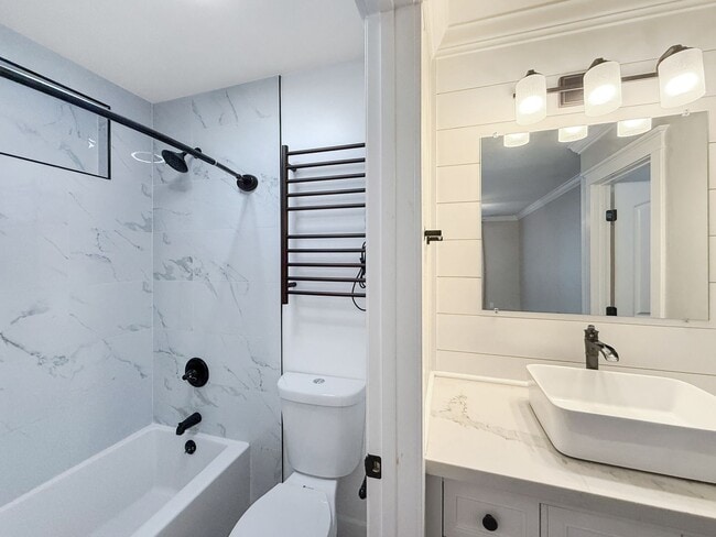 Building Photo - Newly Remodeled 3B 2BA Home w/ Putting Gre...