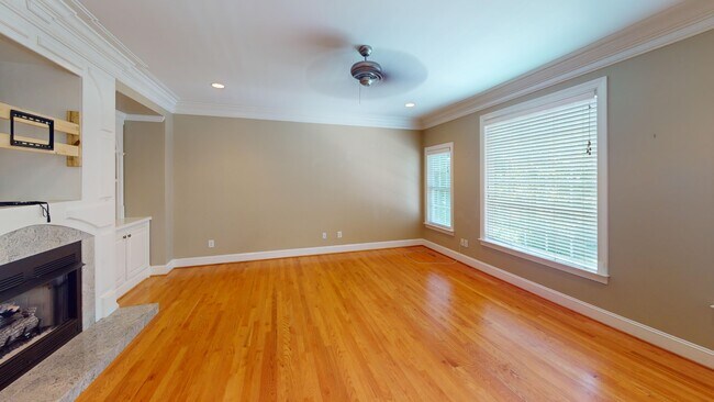 Building Photo - 2140 Rossmore Rd