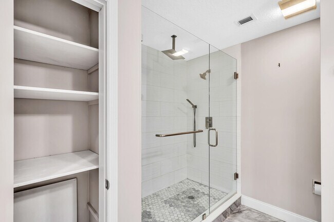 Building Photo - 827 Oak Harbour Dr