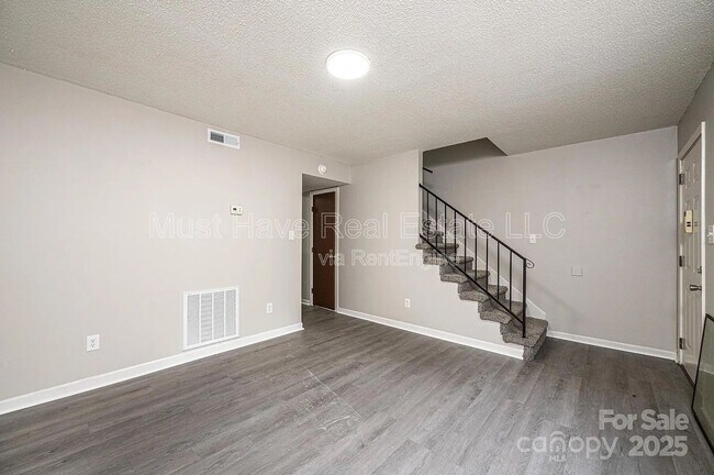 Building Photo - 1051 3rd St SE