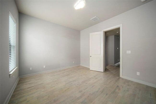 Building Photo - 409 W 17th St
