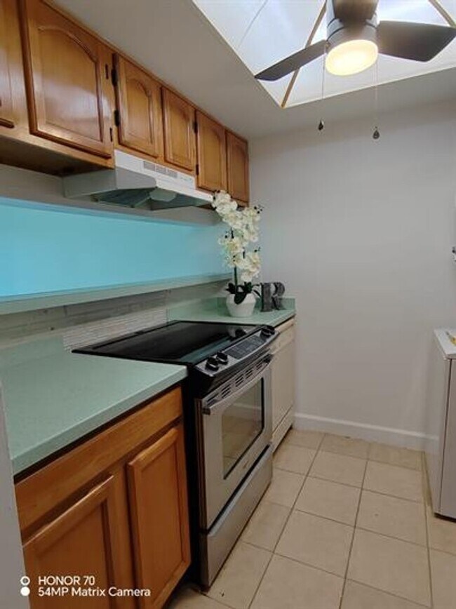 Building Photo - Welcome to Tampa Racquet Club – Where Comfort Meets Convenience!