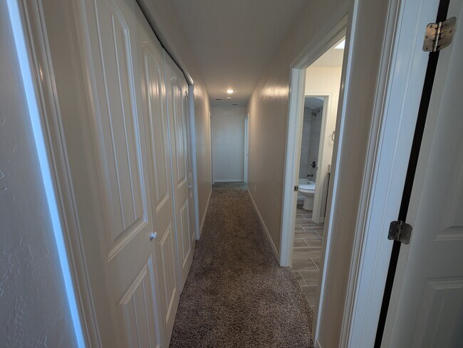 Building Photo - 517 La Entrada Cir