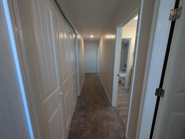 Building Photo - 517 La Entrada Cir