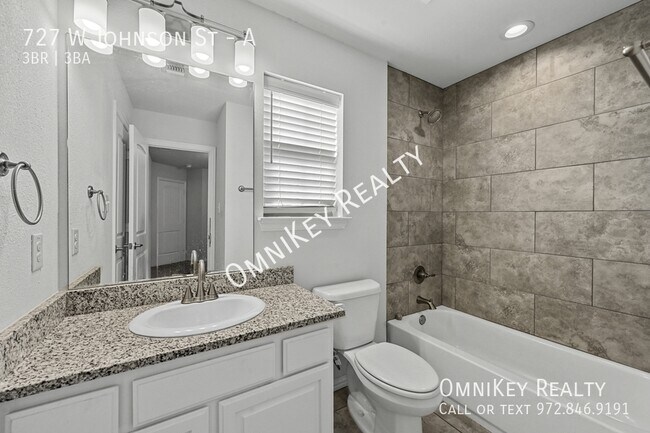 Building Photo - 727 W Johnson St