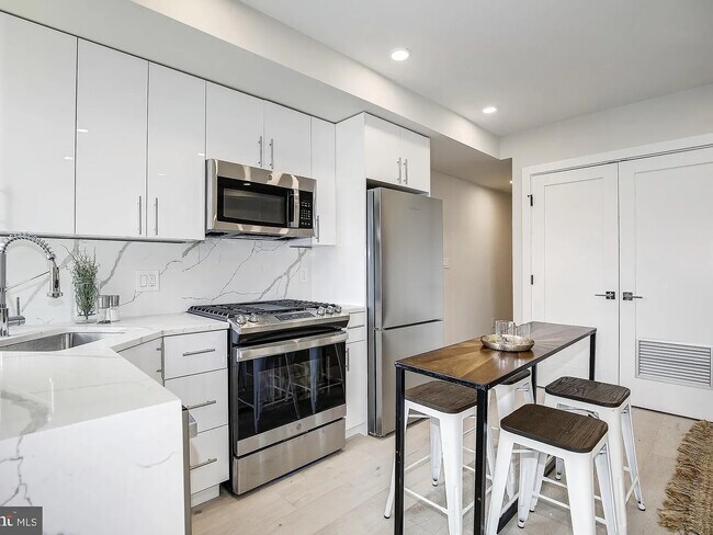 Building Photo - 2556 University Pl NW