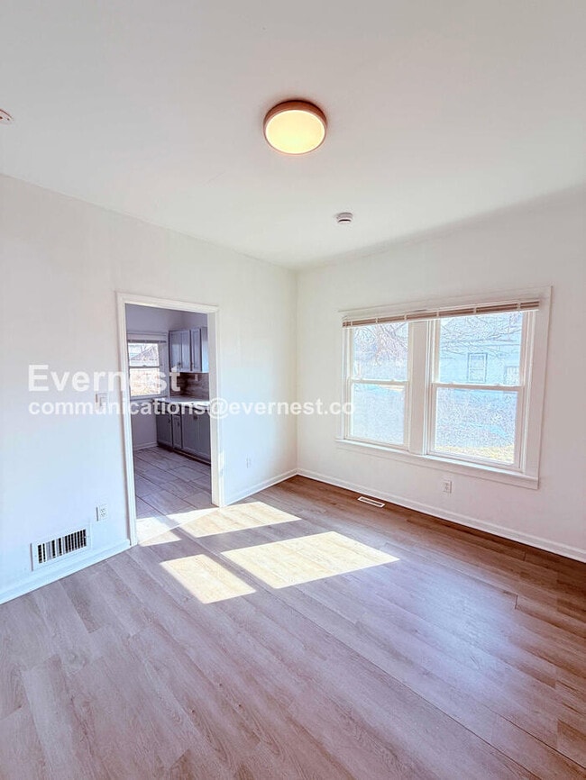 Building Photo - 2 Bed/1 Bath Home with Off-Street Parking / Vouchers Accepted / Available Now!