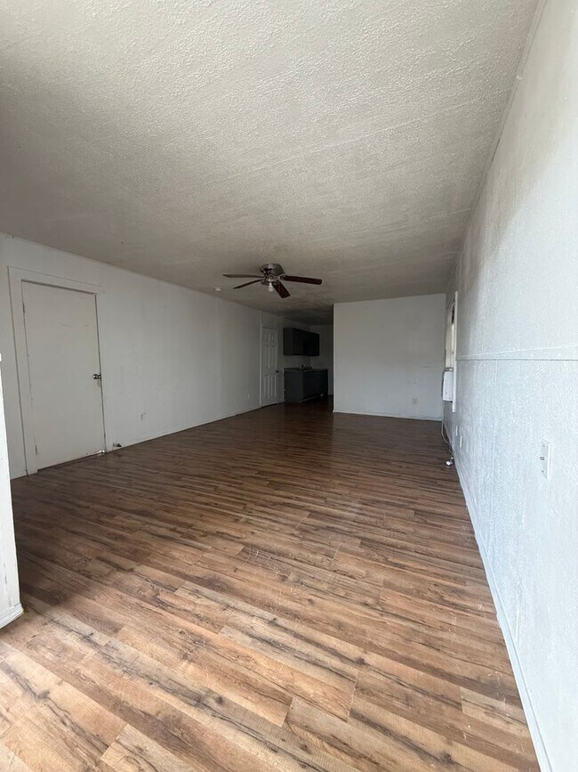 Building Photo - 613 W Avenue D