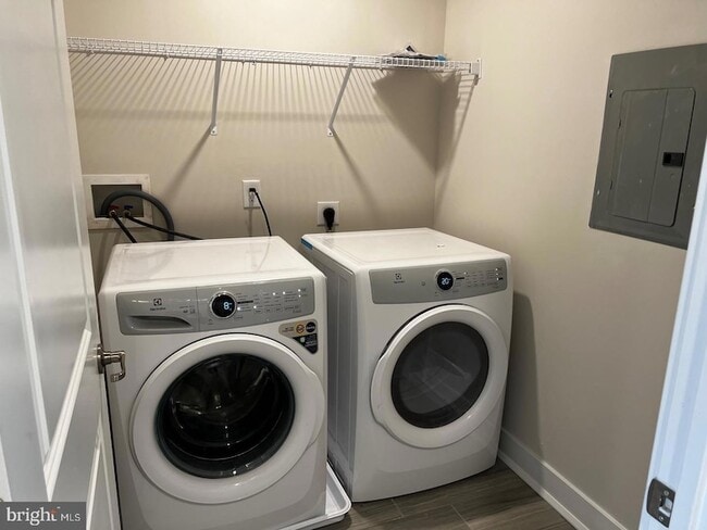 Building Photo - 327 Foundry St