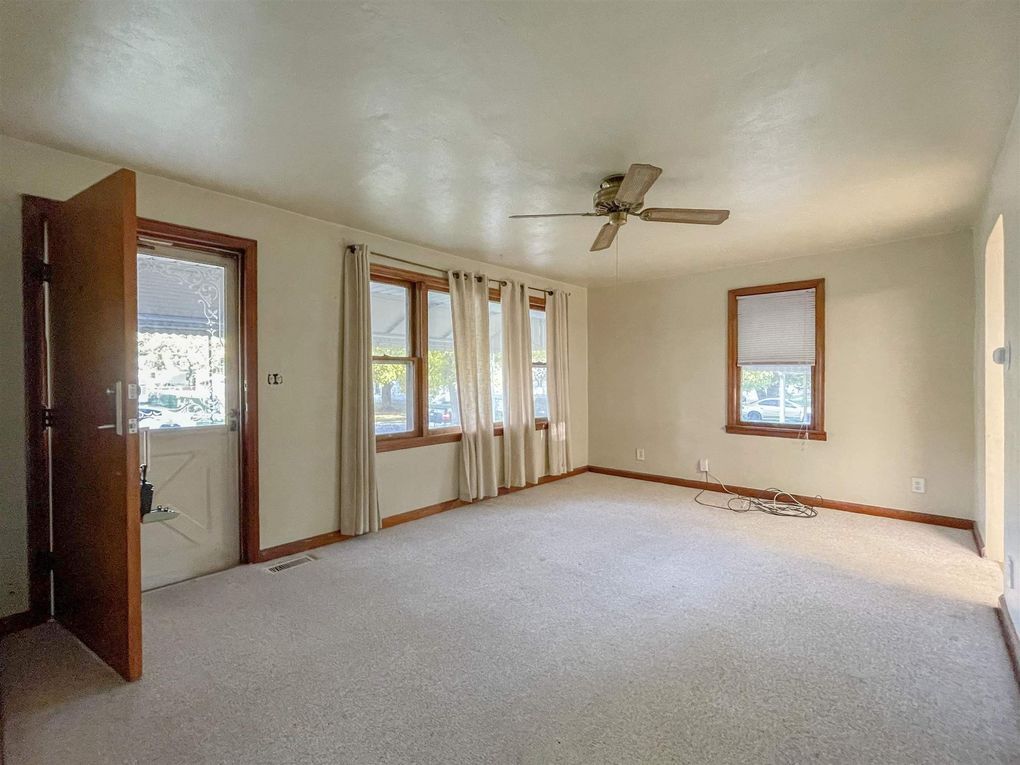 Living Room - 1811 N Bell St