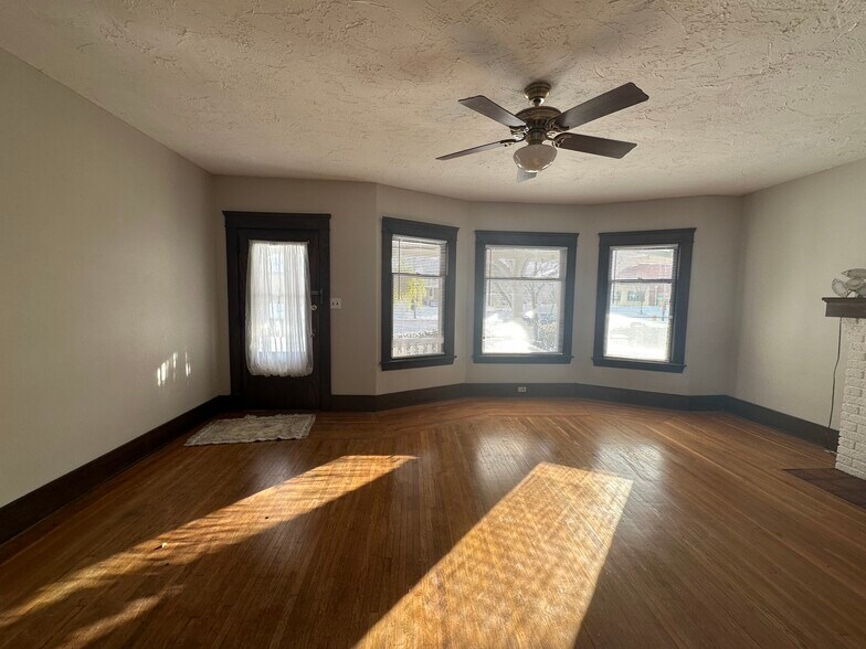 Living Room - 1141 Lakeland Ave