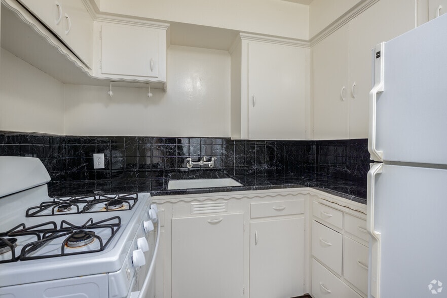 2BR, 1BA - 768SF - Kitchen - 2610 N St
