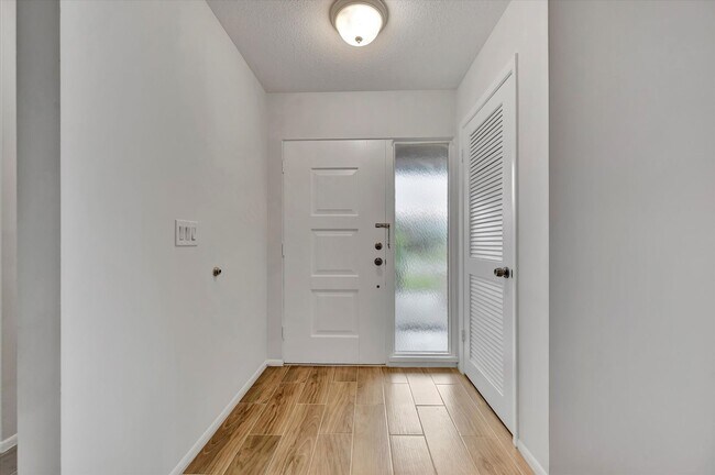 Building Photo - Beautiful 3-Bed / 2 Bath Pool Home in Sara...