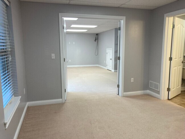 Building Photo - 100 Twin Lakes Dr