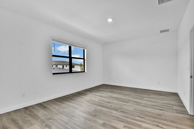 Building Photo - 706 Del Vista Rd