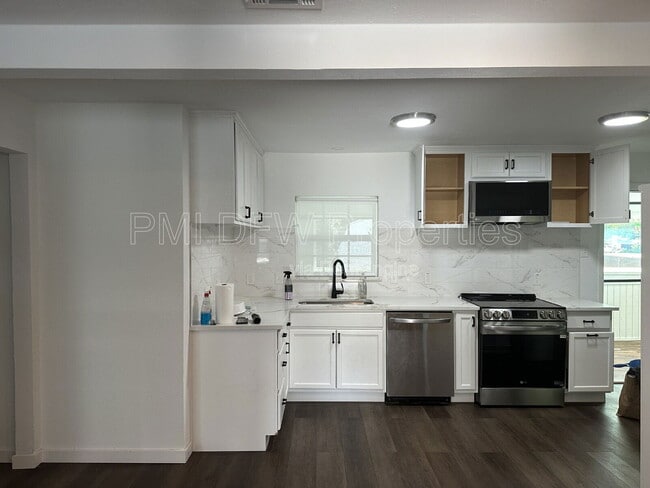 Building Photo - 3304 Mayhew Dr