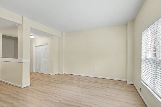 Building Photo - Spacious Studio condo