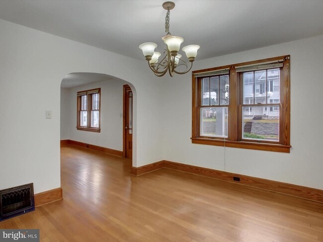 Building Photo - 557 N Franklin St