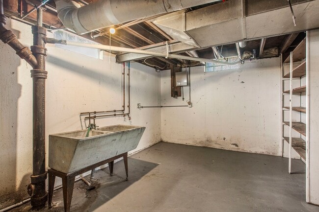 Building Photo - AVAILABLE MID-JULY!! 3 Bedroom, 1.5 Single...