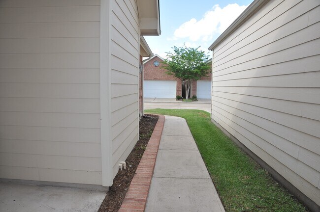 Building Photo - 20913 Sunrise Pine View Ln