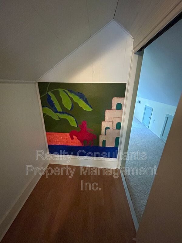Building Photo - 2461 Lyndhurst Ave