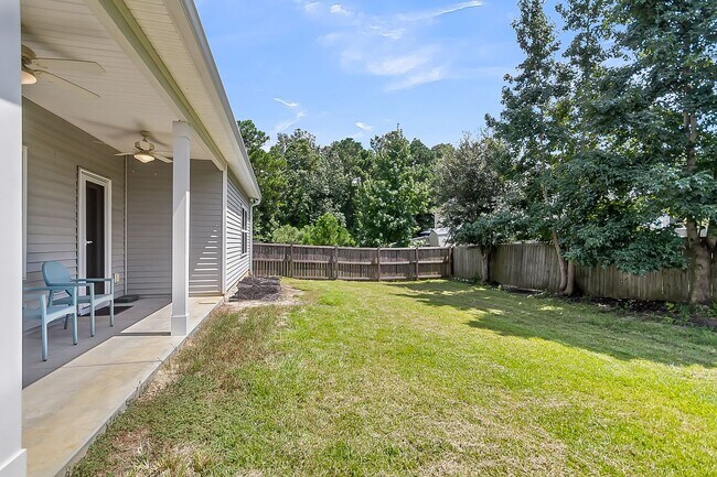 Building Photo - Spacious 4-Bedroom Home with Modern Upgrad...